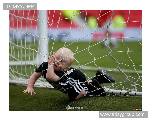 鲁尼携家人出席慈善晚宴，表达为社会贡献力量的真挚愿望