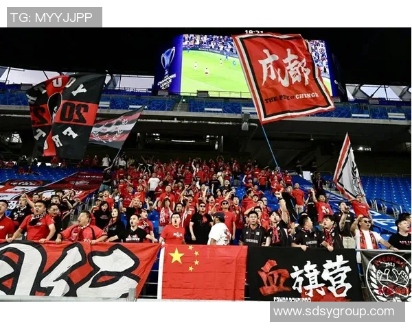 球迷捧场热情高涨，球队赛场外气氛热烈欢庆