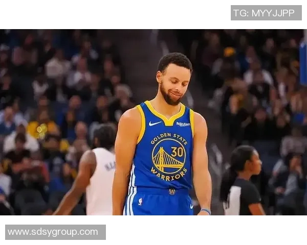 勇士轻取黄蜂，库里27分震撼全场，史蒂芬森与德怀特表现亮眼