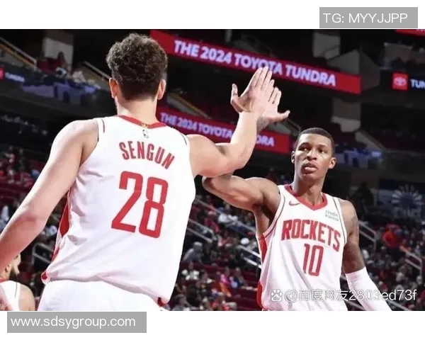 勇士达成四大换一的巨型交易引来球迷围观议论